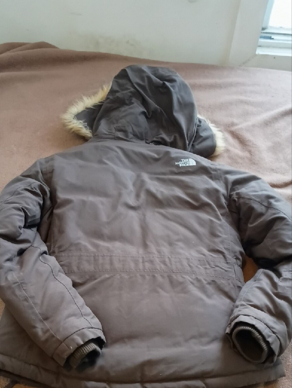 The North Face Women's Brown Hooded Puffer with Faux-Fur Trim and Belt - Picture 4 of 6